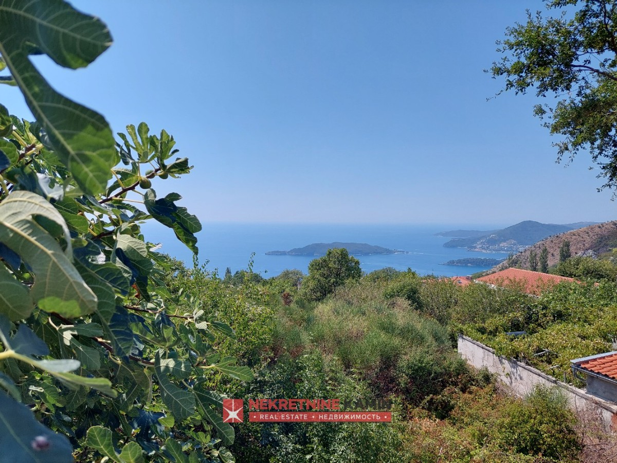 House with a Large Plot and Sea View in the Village of Kuljače above Sveti Stefan